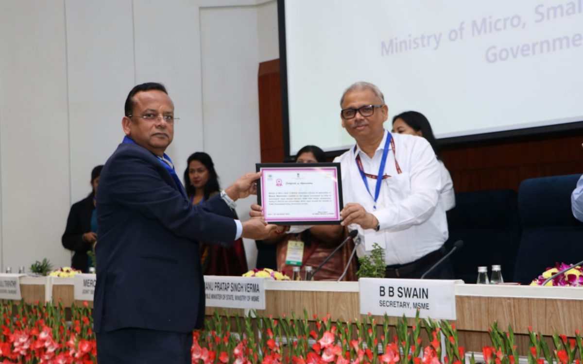 Mr Manoj Yadav, Additional General Manager (Management Services), receiving the Certificate of Appreciation on behalf of BEL, at the CPSE Conclave on Public Procurement Policy.