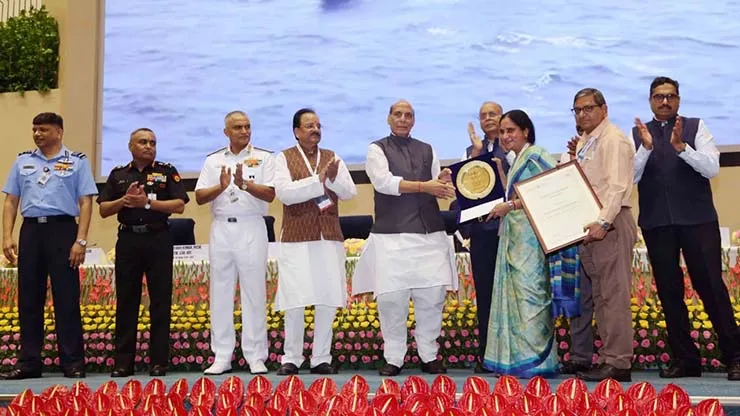 2-CMD-receiving-Raksha-Niryat-Ratna-Award-for-BEL